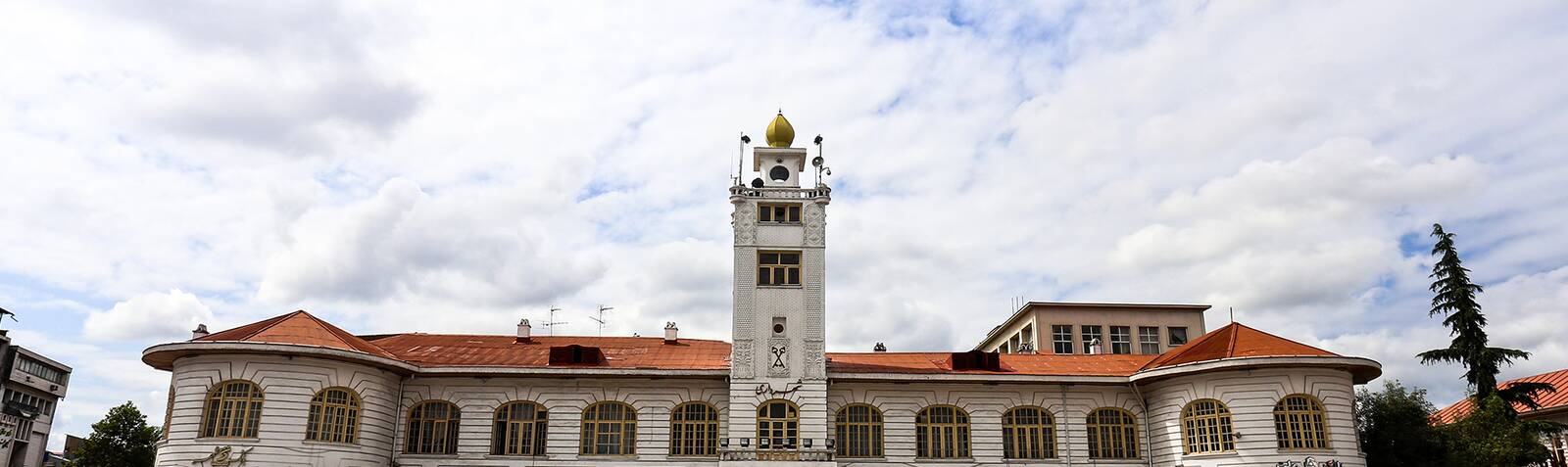 Mansión del Municipio y Torre del Reloj de Rasht