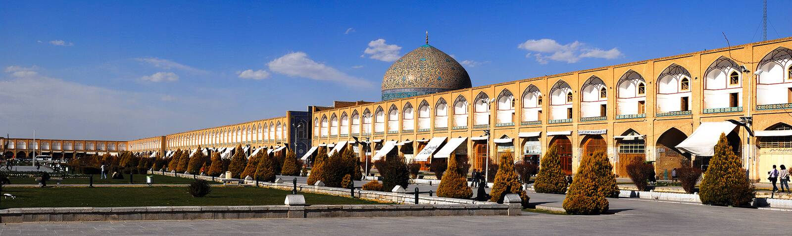سفر به سرزمین نقش‌ها