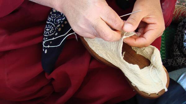 Tejer o coser de Guiveh (un tipo de zapato)