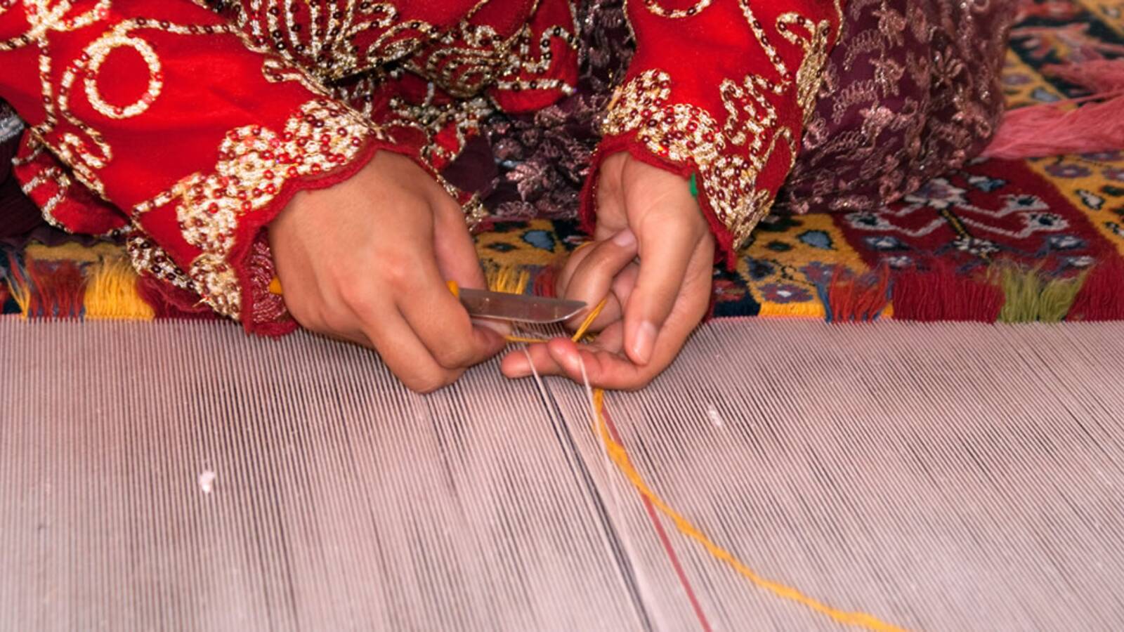Habilidades tradicionales de tejido de alfombras en Fars